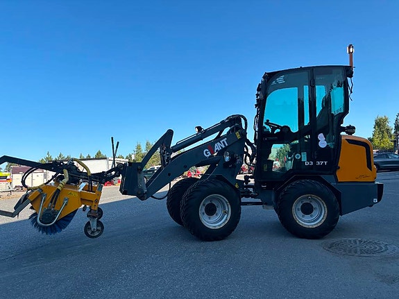 Giant D337T minilaster med V-plog. strøkasse, skuffe++ 5 of 24