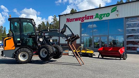 Giant D337T minilaster med V-plog. strøkasse, skuffe++ 21 of 24