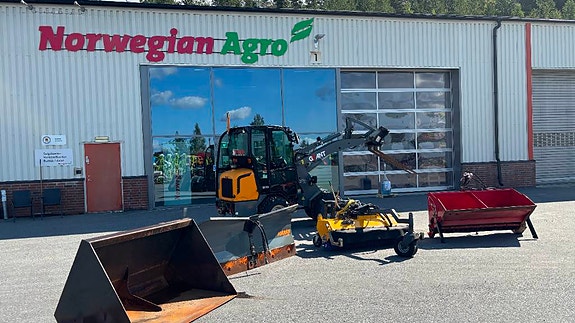 Giant D337T minilaster med V-plog. strøkasse, skuffe++ 23 of 24