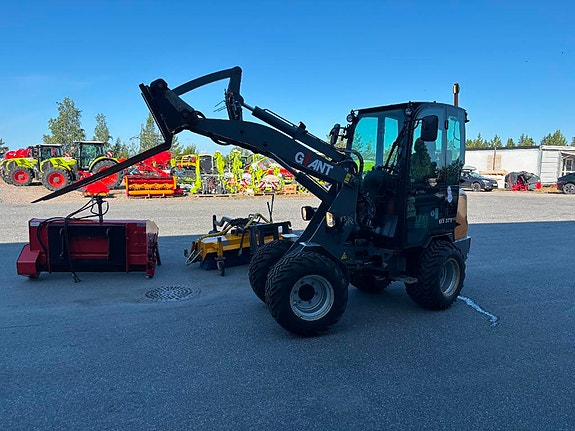 Giant D337T minilaster med V-plog. strøkasse, skuffe++ 10 of 24