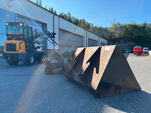 Giant D337T minilaster med V-plog. strøkasse, skuffe++ 12 of 24