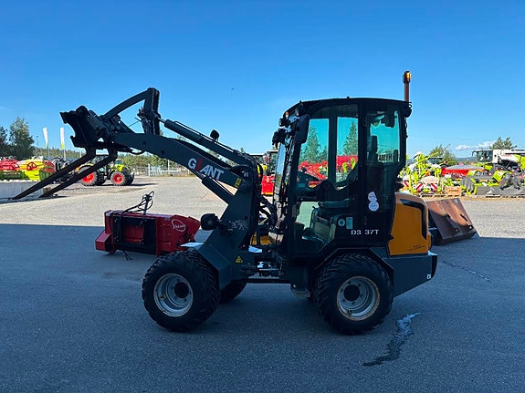 Giant D337T minilaster med V-plog. strøkasse, skuffe++ 11 of 24