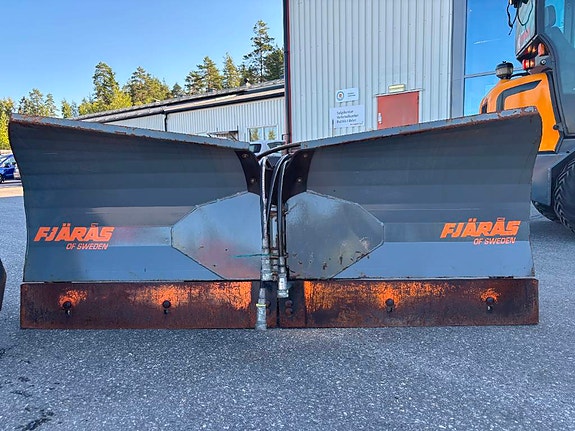 Giant D337T minilaster med V-plog. strøkasse, skuffe++ 19 of 24