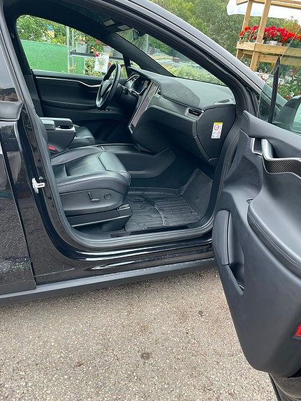 Tesla Model X 8 of 21