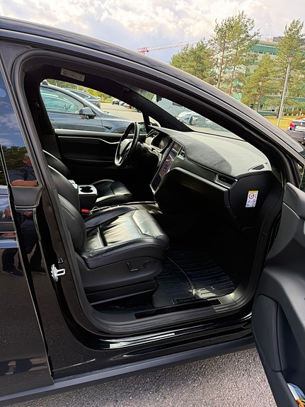 Tesla Model X 10 of 21