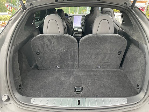 Tesla Model X 14 of 21