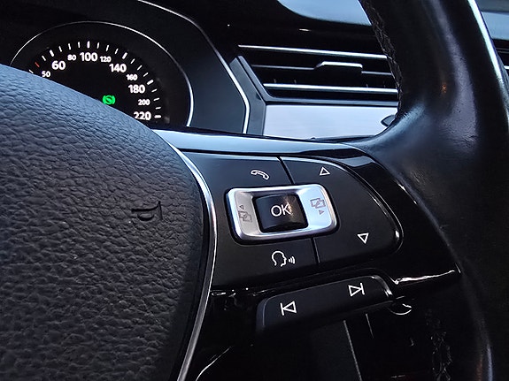 Volkswagen Passat 22 of 30