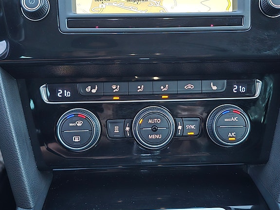 Volkswagen Passat 19 of 30
