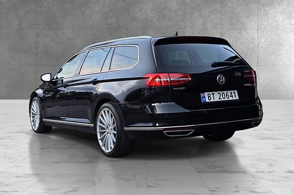Volkswagen Passat 3 of 30