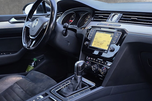 Volkswagen Passat 13 of 30