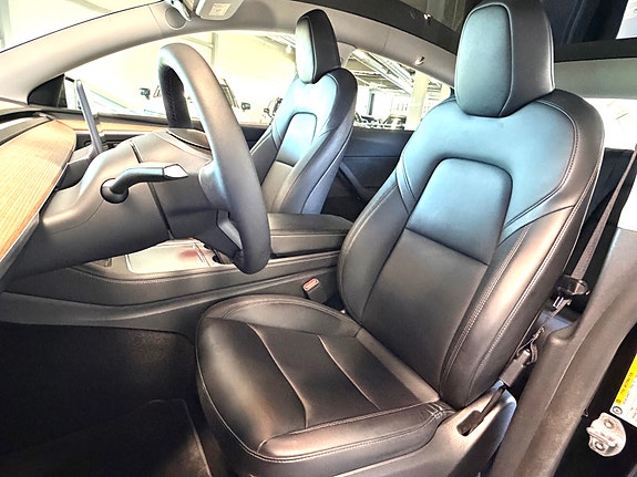 Tesla Model Y 10 of 19