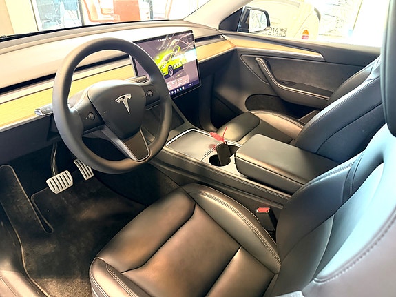 Tesla Model Y 12 of 19