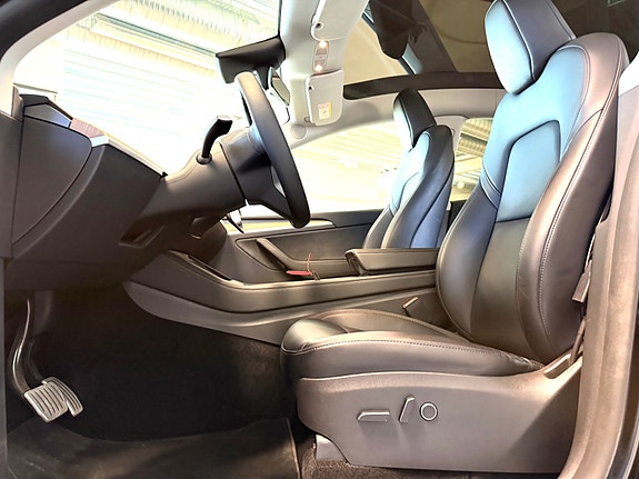Tesla Model Y 11 of 19
