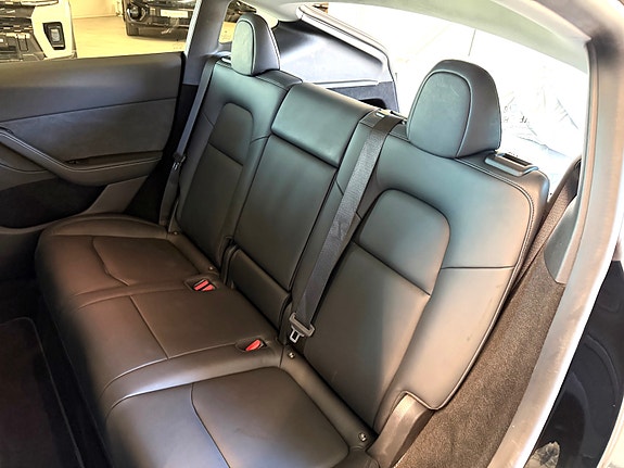 Tesla Model Y 16 of 19