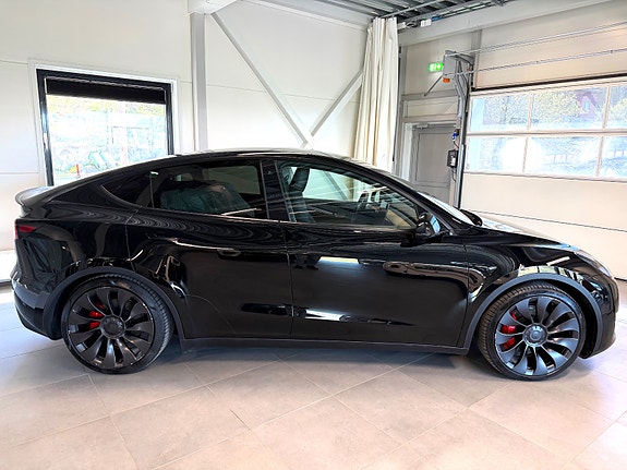 Tesla Model Y 7 of 19