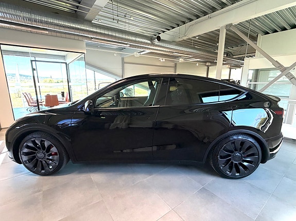 Tesla Model Y 3 of 19