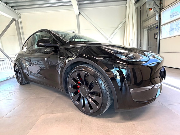 Tesla Model Y 8 of 19