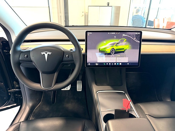 Tesla Model Y 13 of 19