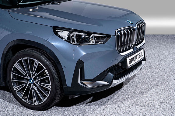 BMW iX1 7 of 30