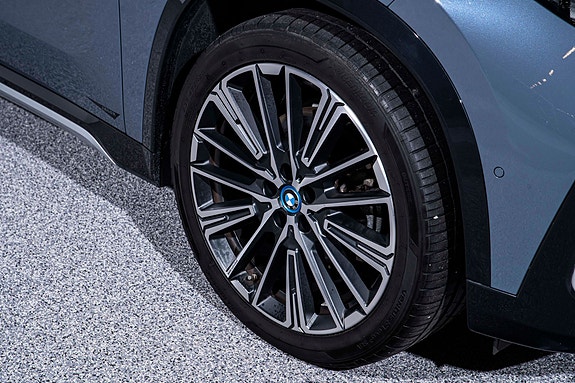 BMW iX1 8 of 30