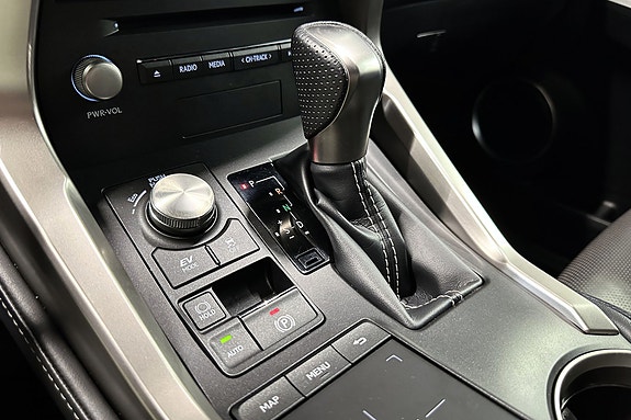 Lexus NX300h 16 of 21