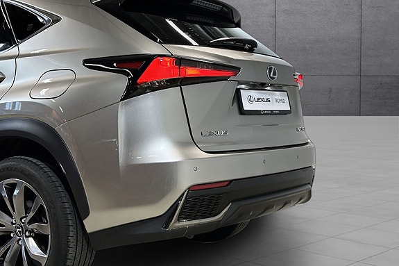 Lexus NX300h 7 of 21