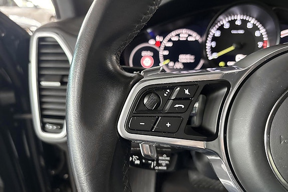 Porsche Cayenne 22 of 29