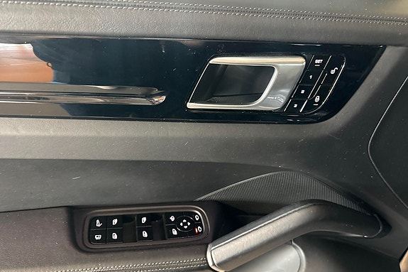 Porsche Cayenne 21 of 29