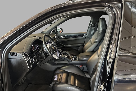 Porsche Cayenne 9 of 29