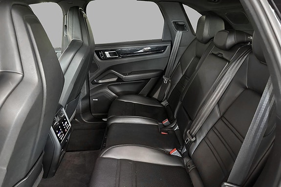 Porsche Cayenne 16 of 29