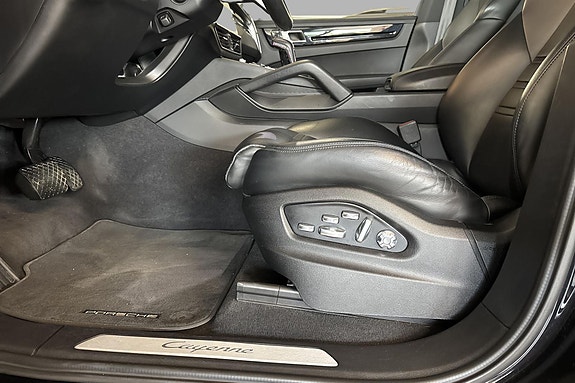 Porsche Cayenne 14 of 29