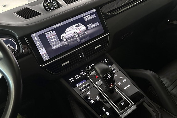 Porsche Cayenne 12 of 29