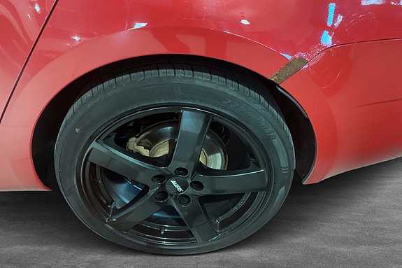 Detaljert visning av sorte alufelger med solid dekkprofil.