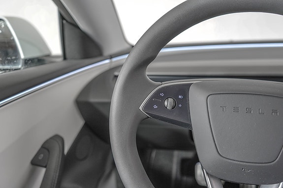 Tesla Model 3 20 of 27
