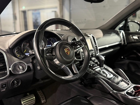 Porsche Cayenne 13 of 30