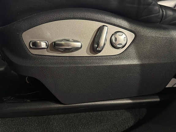 Porsche Cayenne 15 of 30