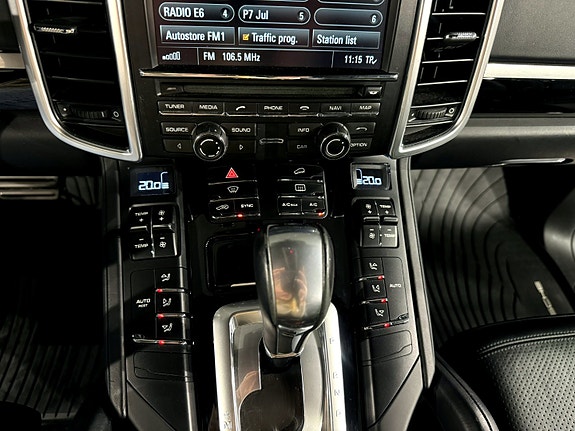 Porsche Cayenne 24 of 30