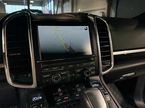 Porsche Cayenne 27 of 30