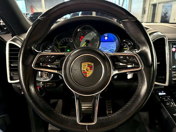 Porsche Cayenne 18 of 30