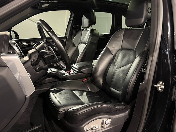 Porsche Cayenne 14 of 30