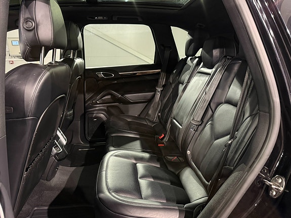 Porsche Cayenne 16 of 30