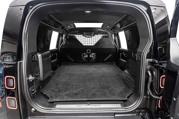Land Rover Defender 110 25 of 30