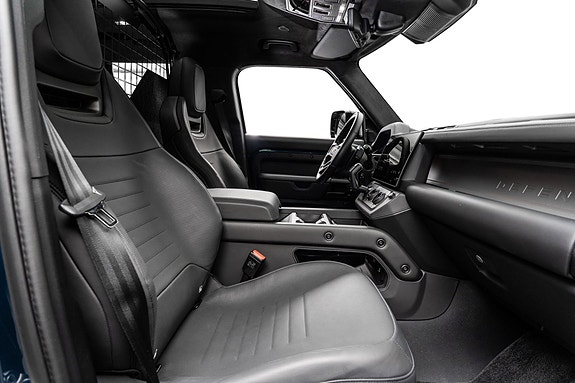 Land Rover Defender 110 28 of 30