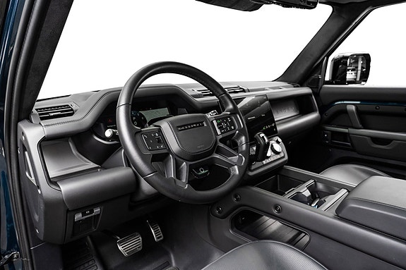 Land Rover Defender 110 22 of 30