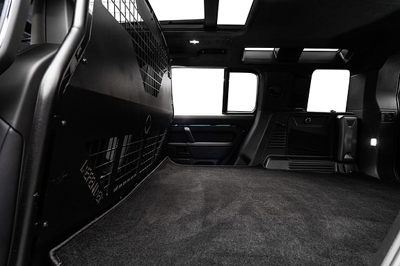 Land Rover Defender 110 24 of 30