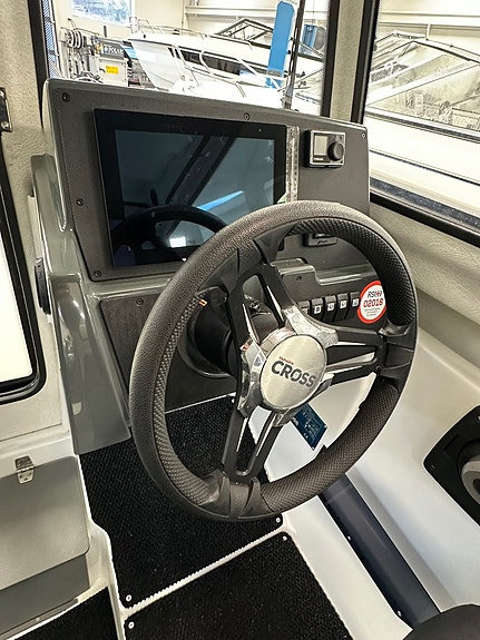 Yamarin Cross 60 Cabin utestyring, webasto, trimflaps, stereo ++ 11 of 30