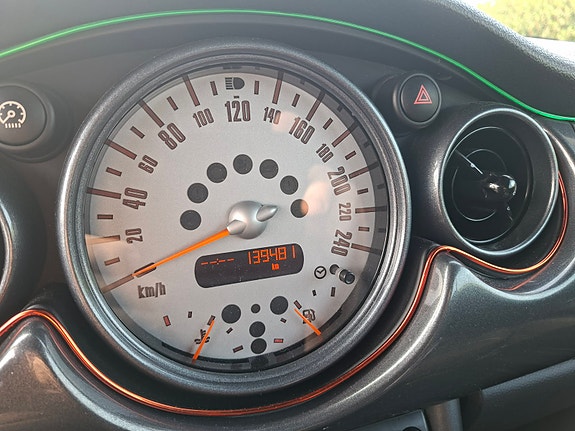 MINI Cooper 13 of 13