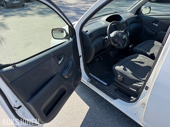 Toyota Yaris Verso 9 of 30