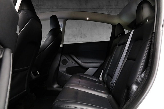 Tesla Model Y 13 of 18