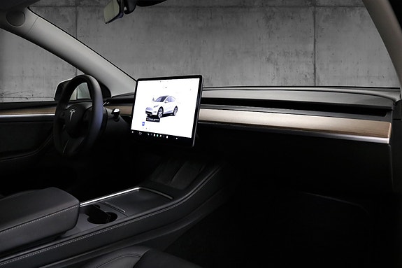 Tesla Model Y 16 of 18